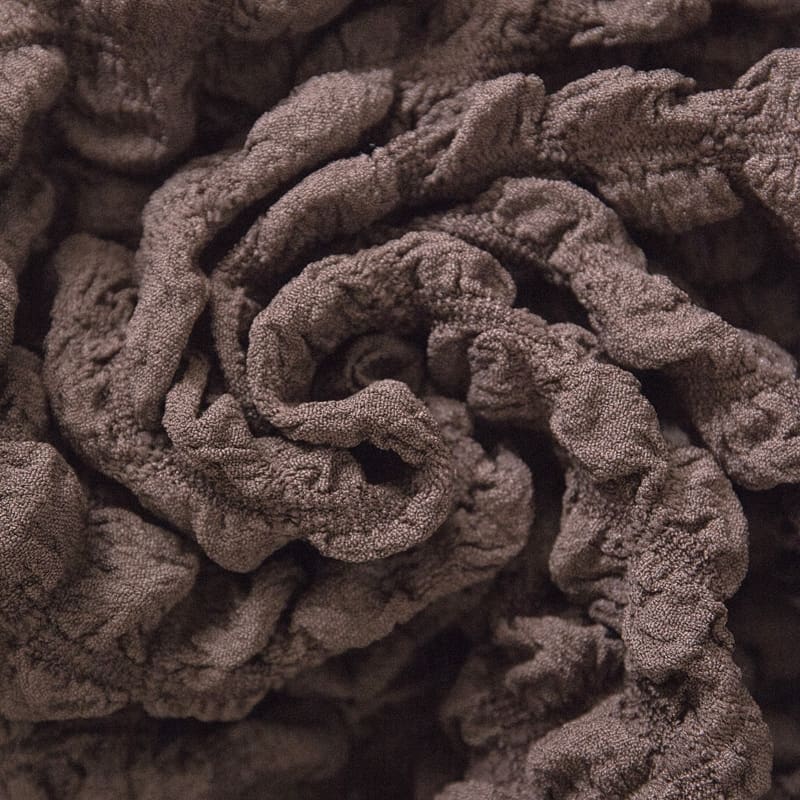 Texture douce et extensible de la housse marron