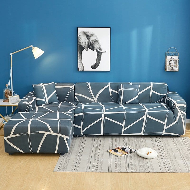 Housse extensible grise sur canapé droit dans salon moderne
