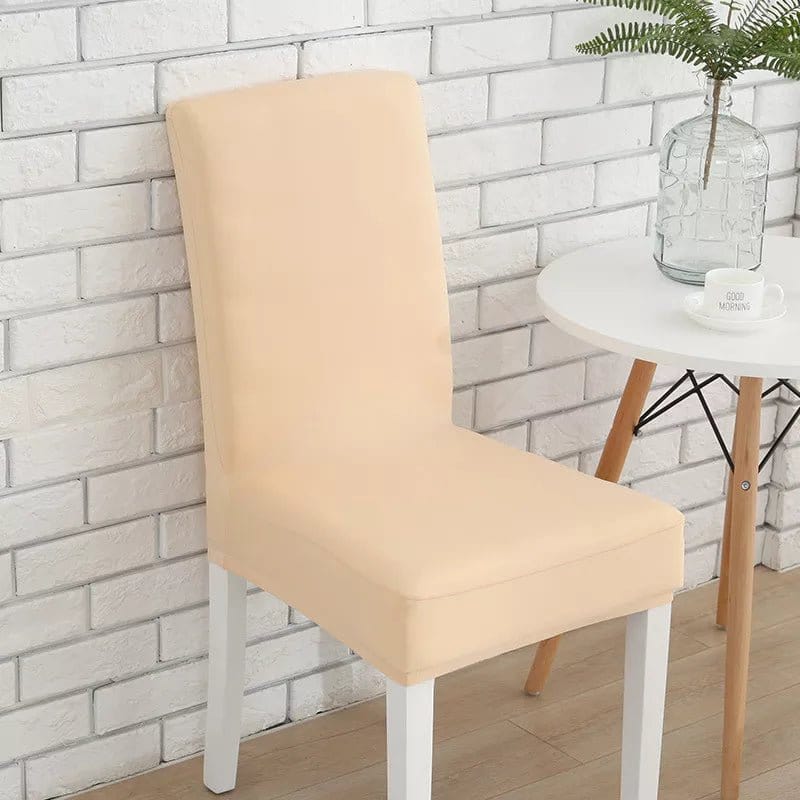 Housse de chaise beige extensible sur une chaise standard