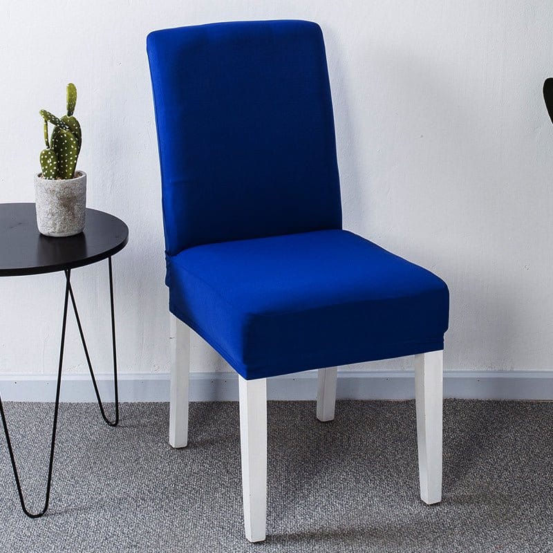 Housse de chaise bleue extensible sur une chaise standard