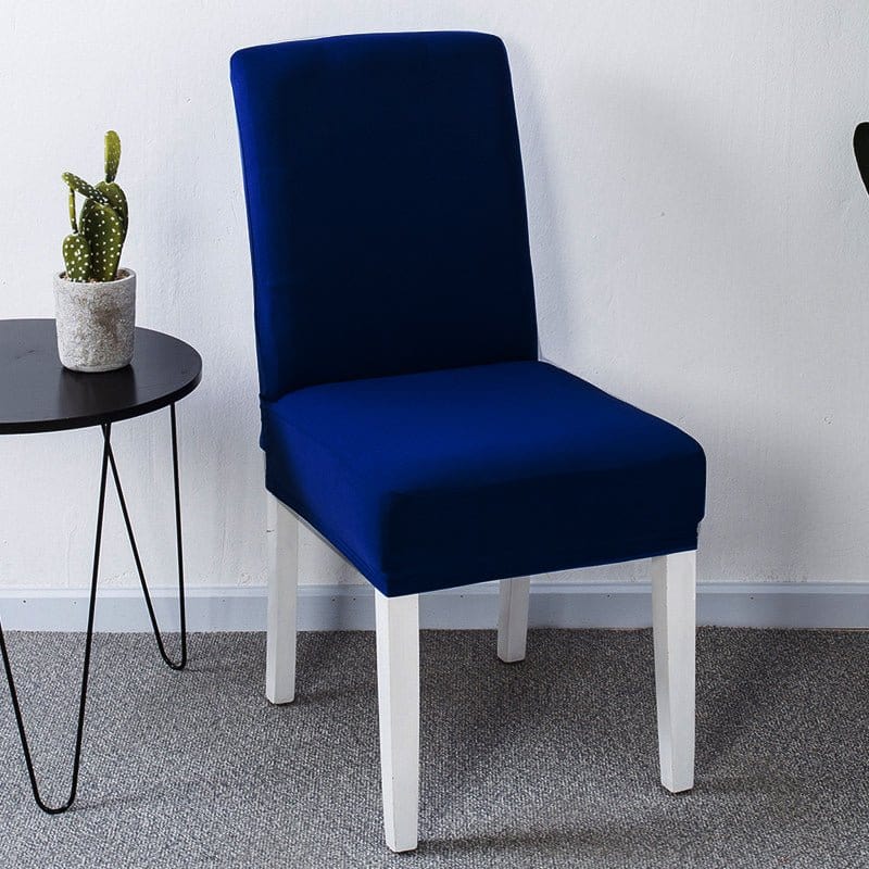 Housse de chaise bleu marine sur chaise standard