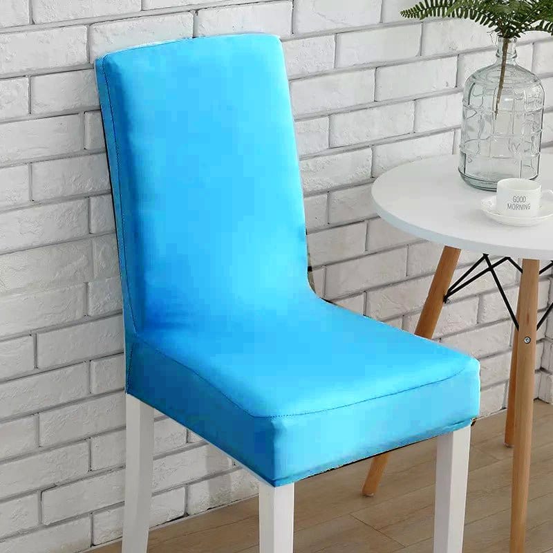 Housse de chaise bleu turquoise extensible sur une chaise standard
