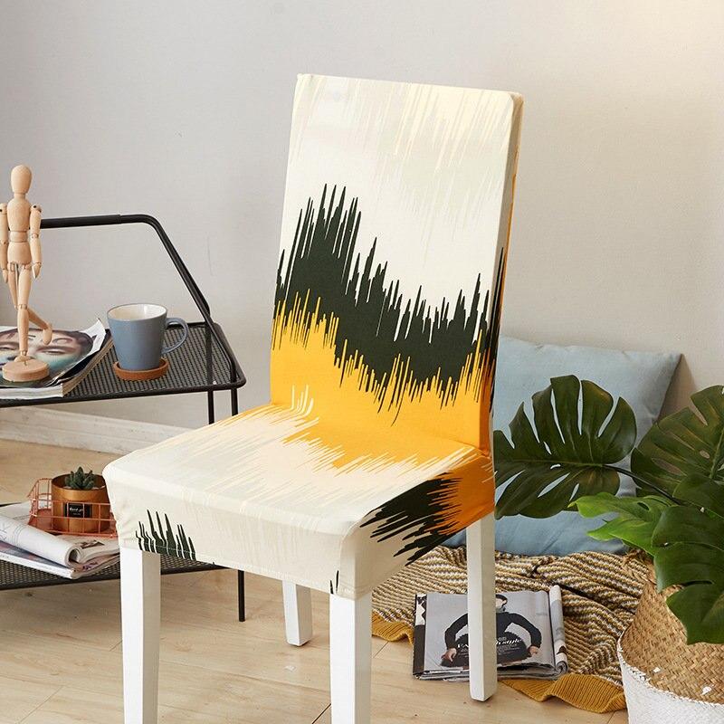 Housse de chaise extensible grise sur une chaise en bois