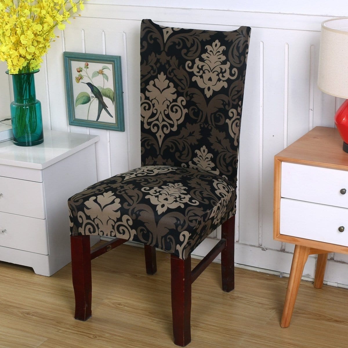 Housse de chaise extensible beige sur une chaise en bois