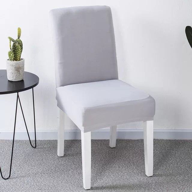 Housse de chaise gris clair sur chaise en bois