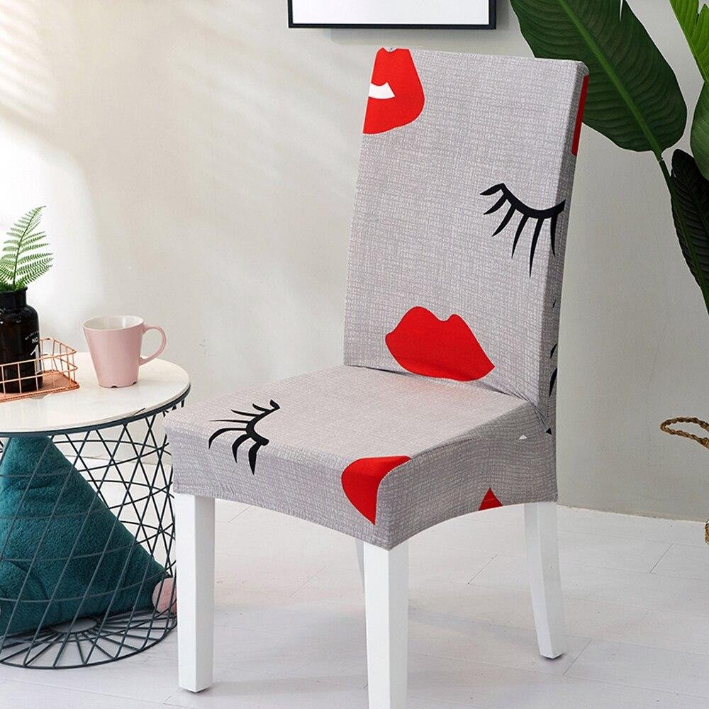 Housse de chaise extensible grise sur chaise de salle à manger