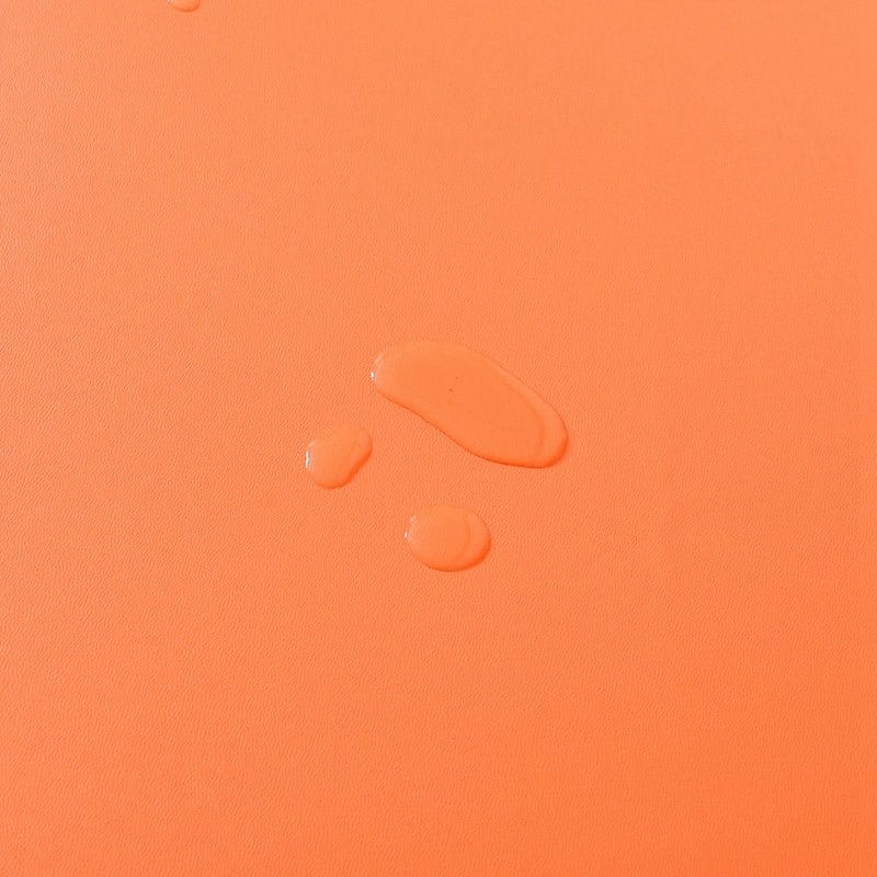 Housse orange ajustée sur une chaise standard, vue de dos
