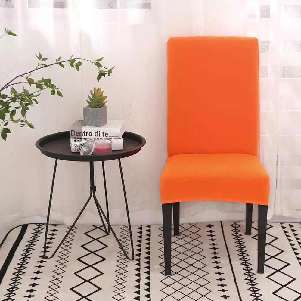 Housse de chaise orange extensible sur une chaise standard