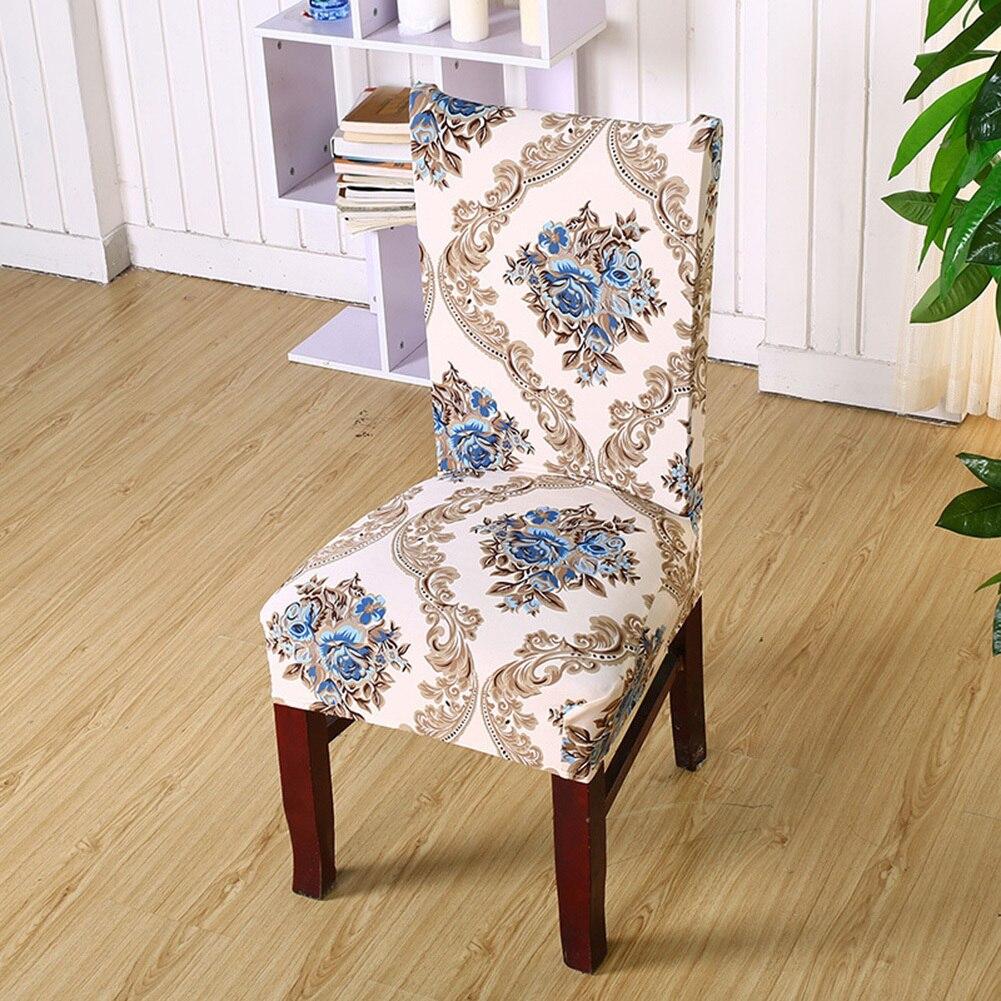 Housse extensible grise sur chaise en bois, vue de côté