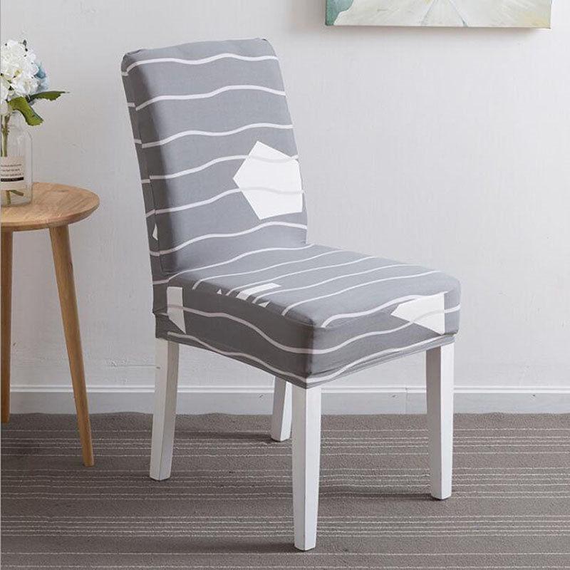 Housse de chaise extensible sur chaise en bois, vue de face