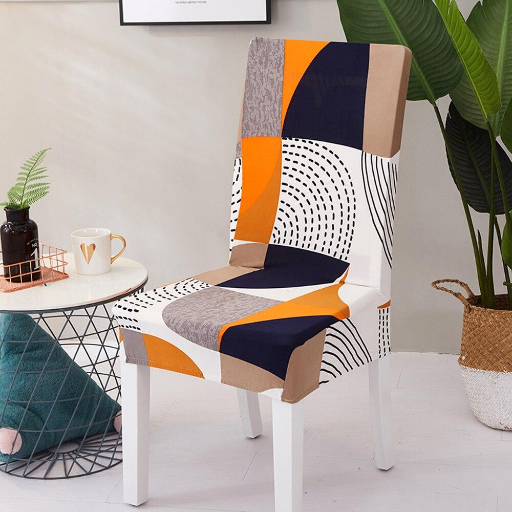 Housse extensible vintage sur chaise en bois, vue de face