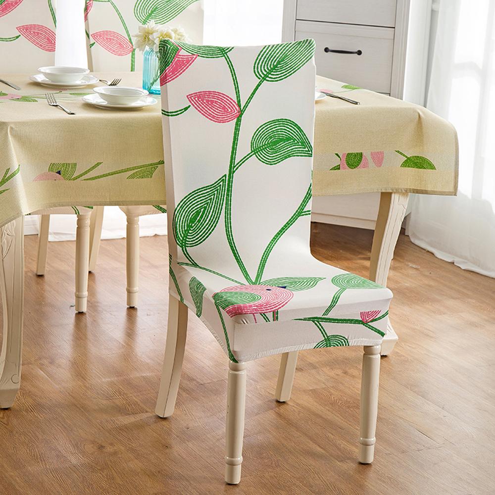 Housse extensible grise sur chaise en bois, vue de face