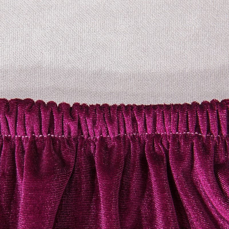 Vue latérale de la housse magenta sur canapé convertible