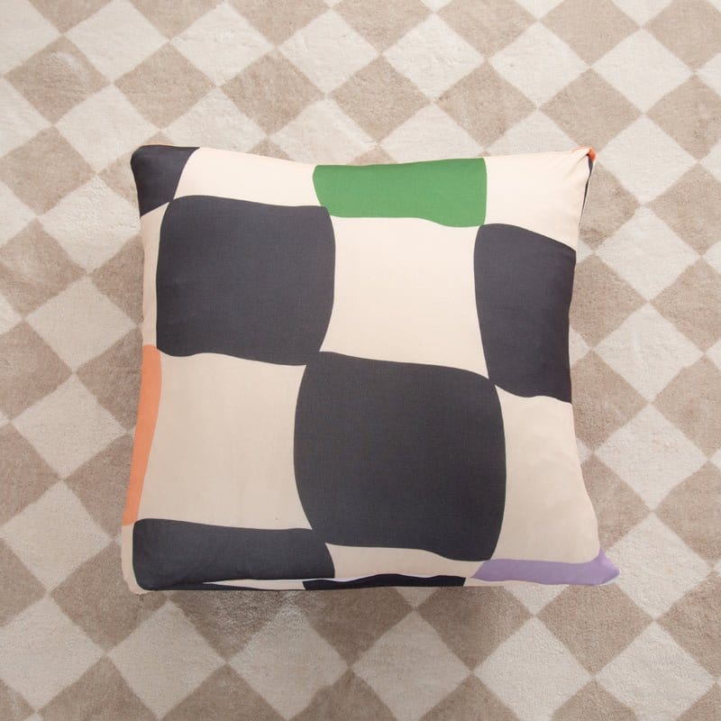 Deux housses de coussin extensibles sur un canapé moderne