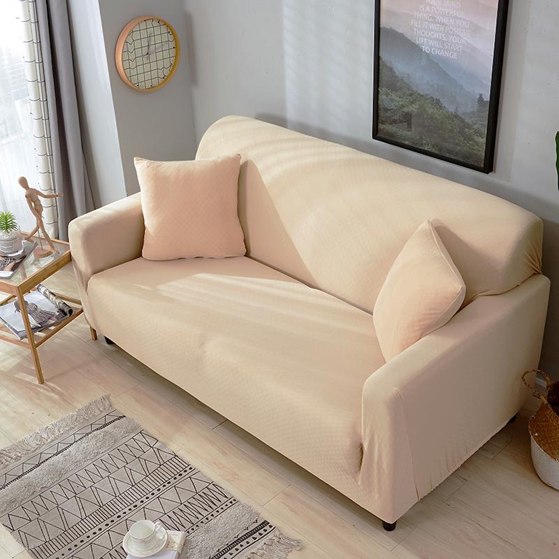 Housse de coussin beige déperlante sur canapé gris