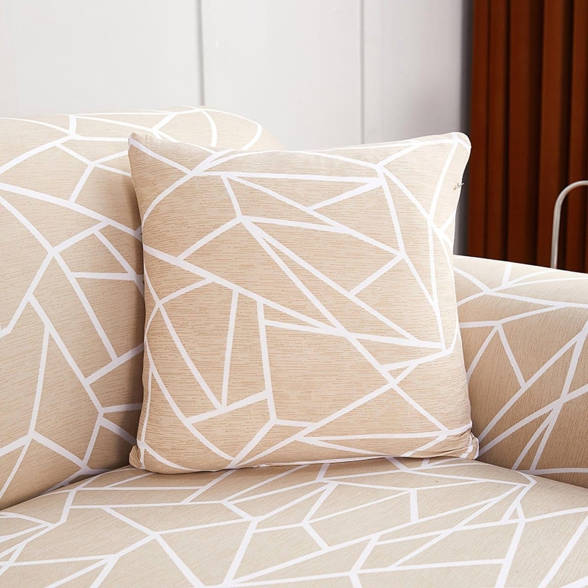 Deux housses de coussin beige extensibles sur fond blanc