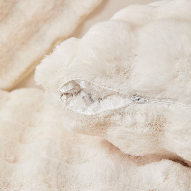 Housse de coussin en fausse fourrure blanche sur canapé