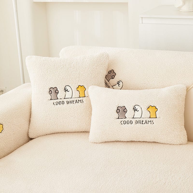 Housse de coussin polaire blanche sur canapé moderne