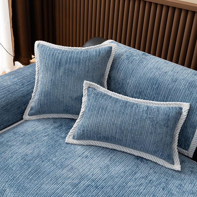 Housse de coussin bleu en tissu chenille côtelé sur canapé