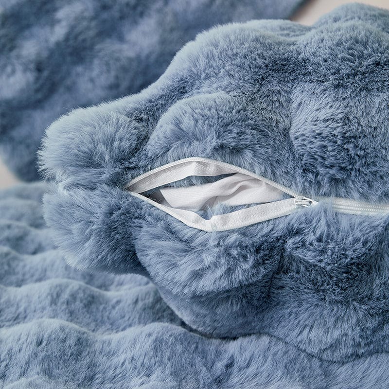 Housse de coussin bleue en fausse fourrure sur canapé