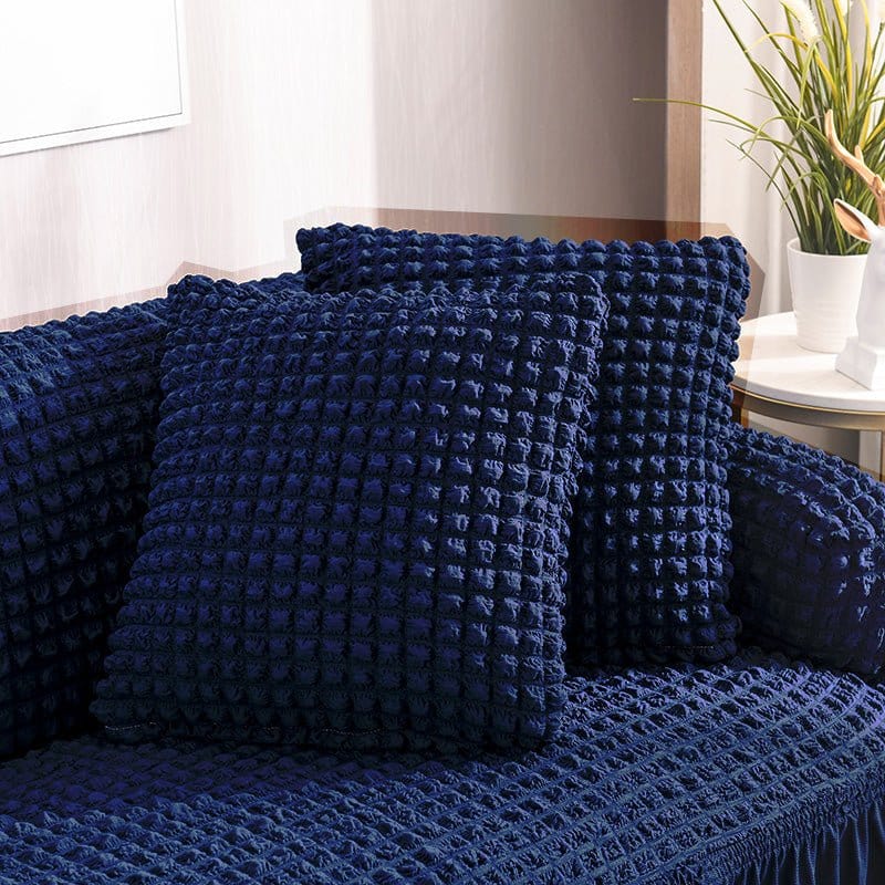 Deux housses de coussin bleues extensibles sur canapé