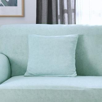 Deux housses de coussin bleu clair sur un canapé