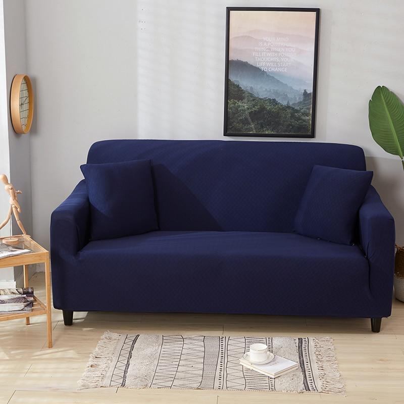 Housse de coussin bleu marine sur canapé blanc