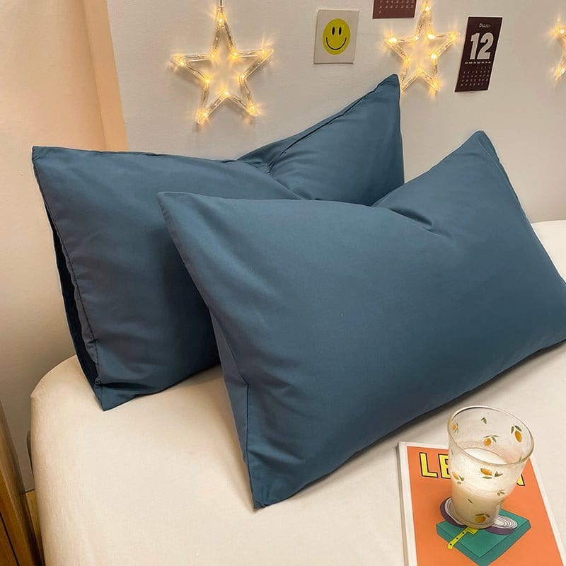Deux housses de coussin bleu turquin sur fond blanc