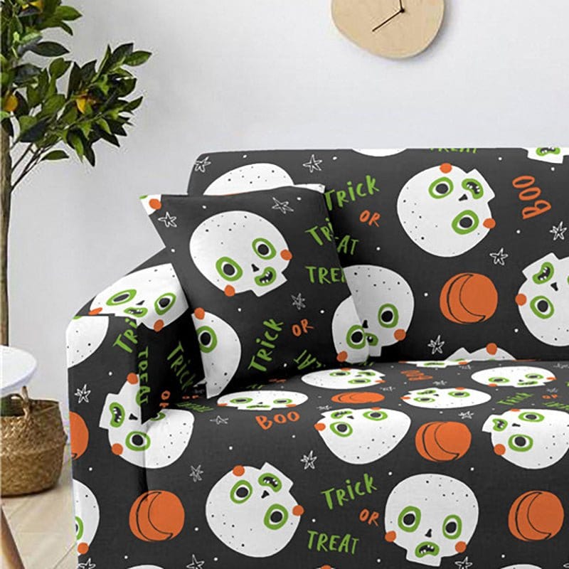 Deux housses de coussin extensibles sur un canapé moderne