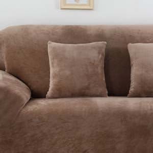 Deux housses de coussin en velours marron sur un canapé