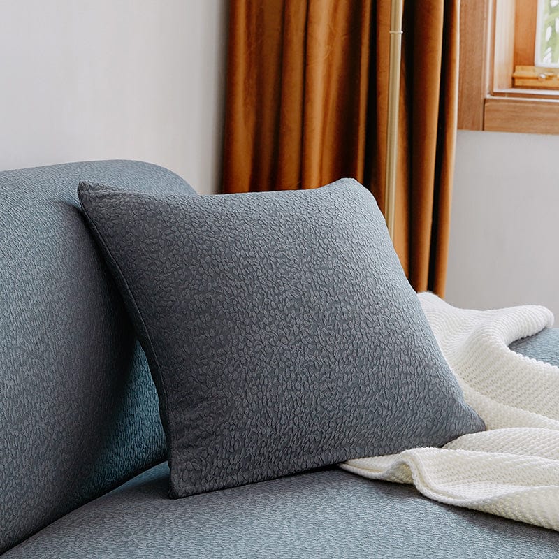 Housse de coussin grise imperméable sur canapé moderne
