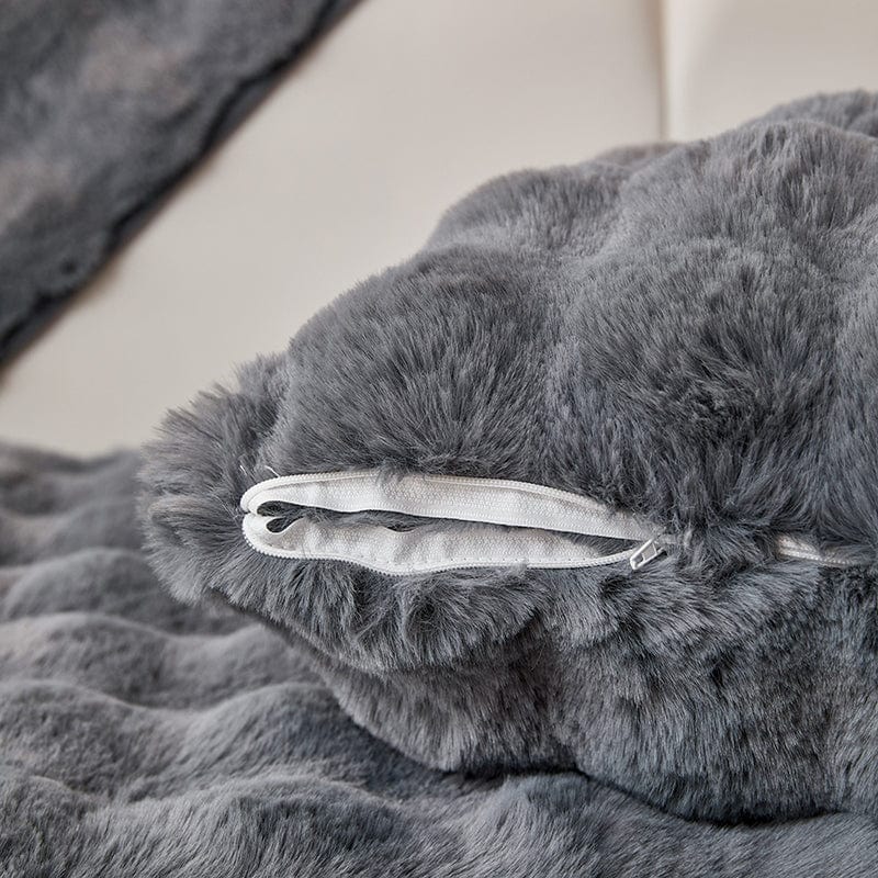 Housse de coussin grise en fausse fourrure douce