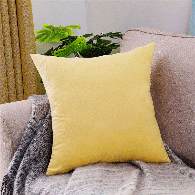 Deux housses de coussin jaunes sur canapé, tissu extensible