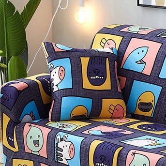 Deux housses de coussin extensibles gris foncé sur fond blanc