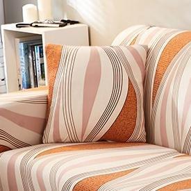 Deux housses de coussin extensibles grises sur un canapé moderne