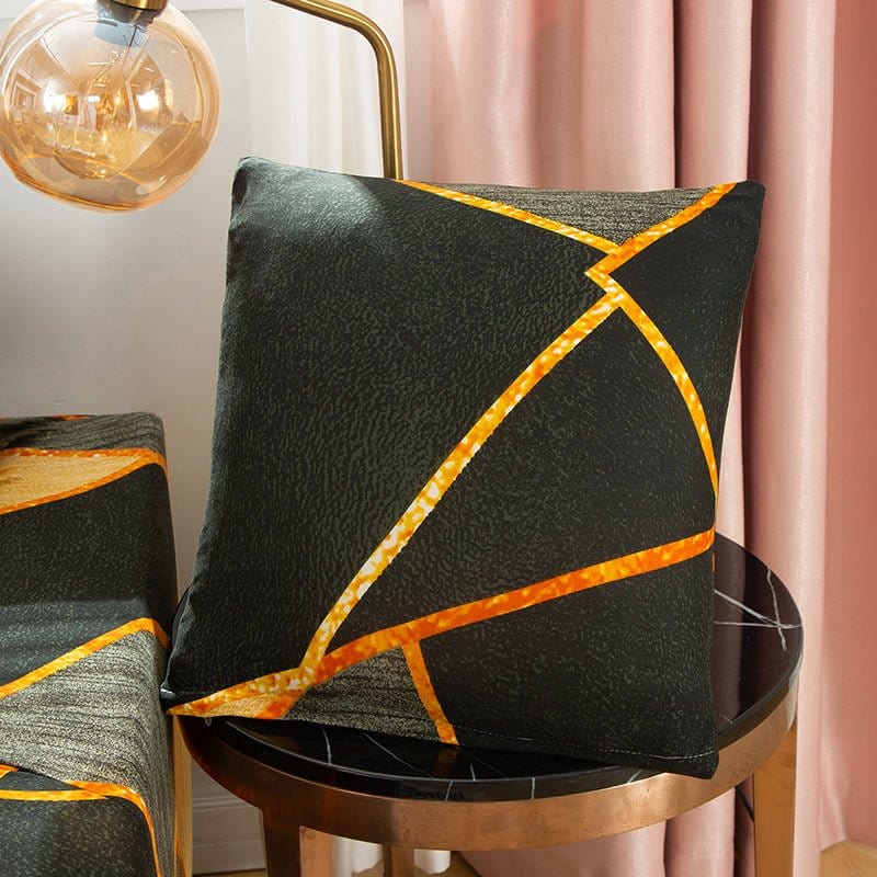 Deux housses de coussin extensibles sur un canapé moderne