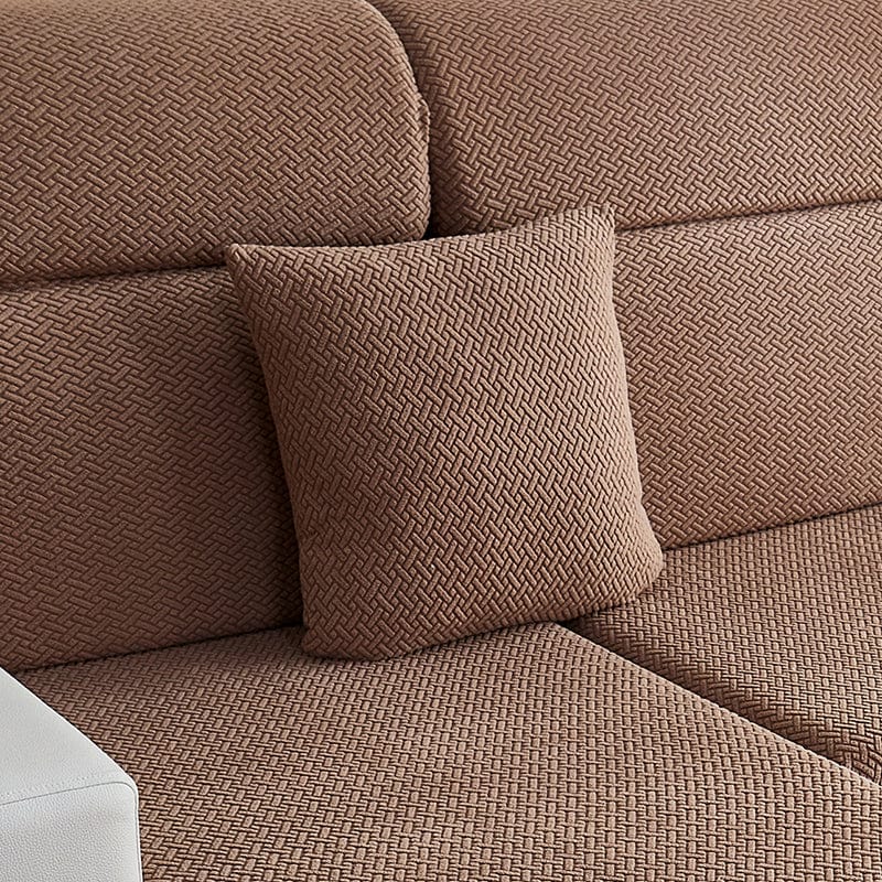 Housse de coussin en laine marron sur canapé beige
