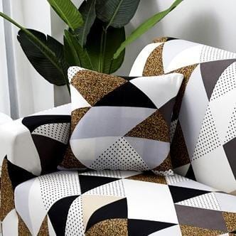 Deux housses de coussin marron sur un canapé moderne