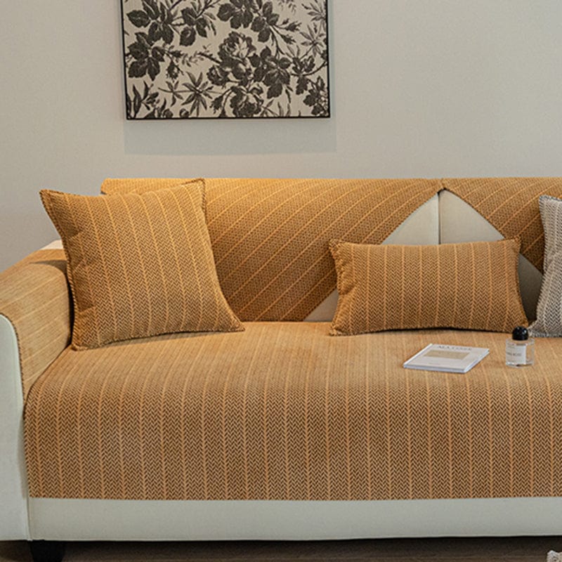 Housse de coussin orange en tissu herringbone sur canapé moderne