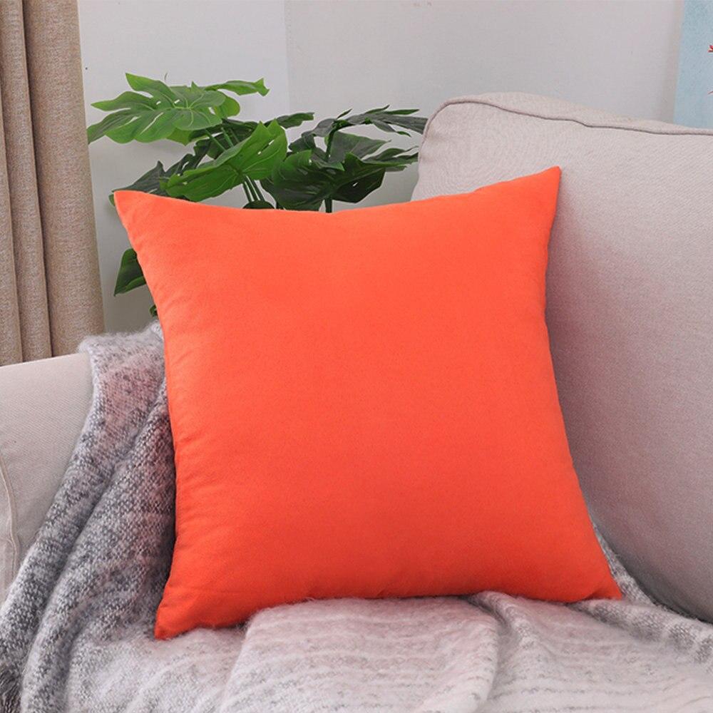 Deux housses de coussin orange sur fond blanc