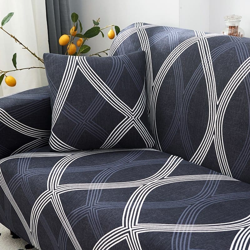 Deux housses de coussin extensibles gris clair sur canapé