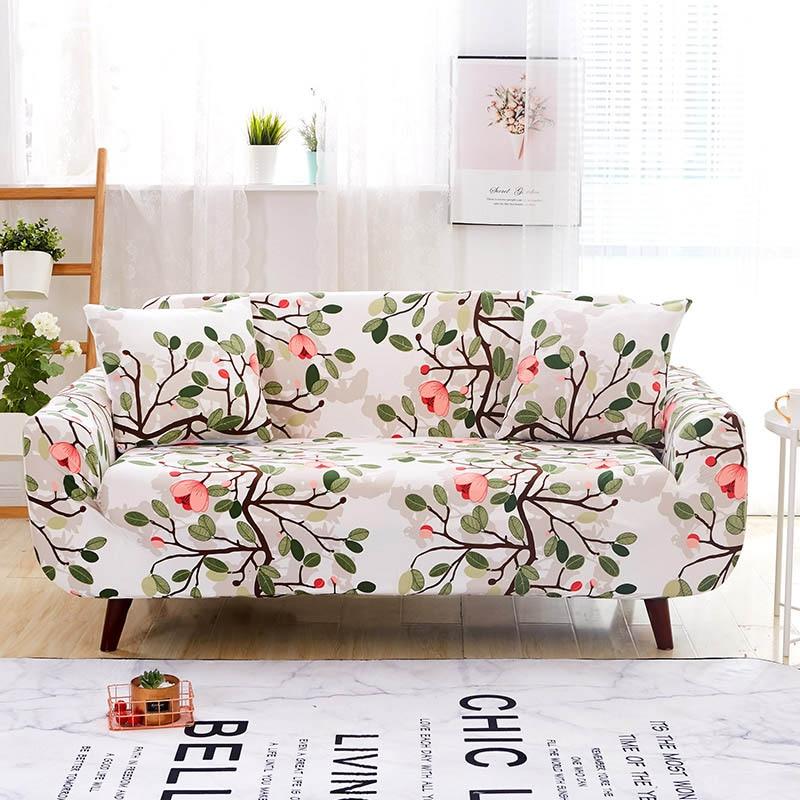 Housse de coussin rose à motif floral sur canapé