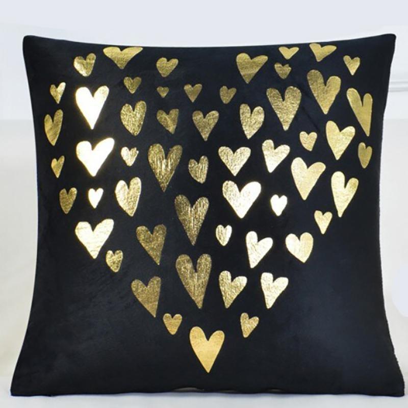 Housse de coussin à motifs de cœurs sur fond blanc