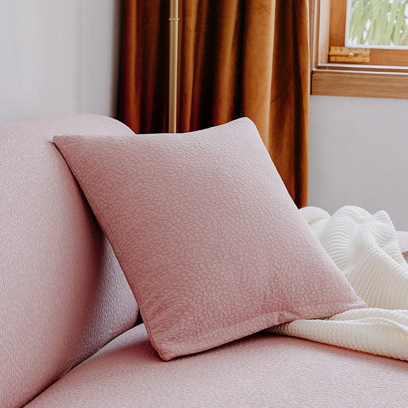 Housse de coussin rose clair imperméable sur canapé