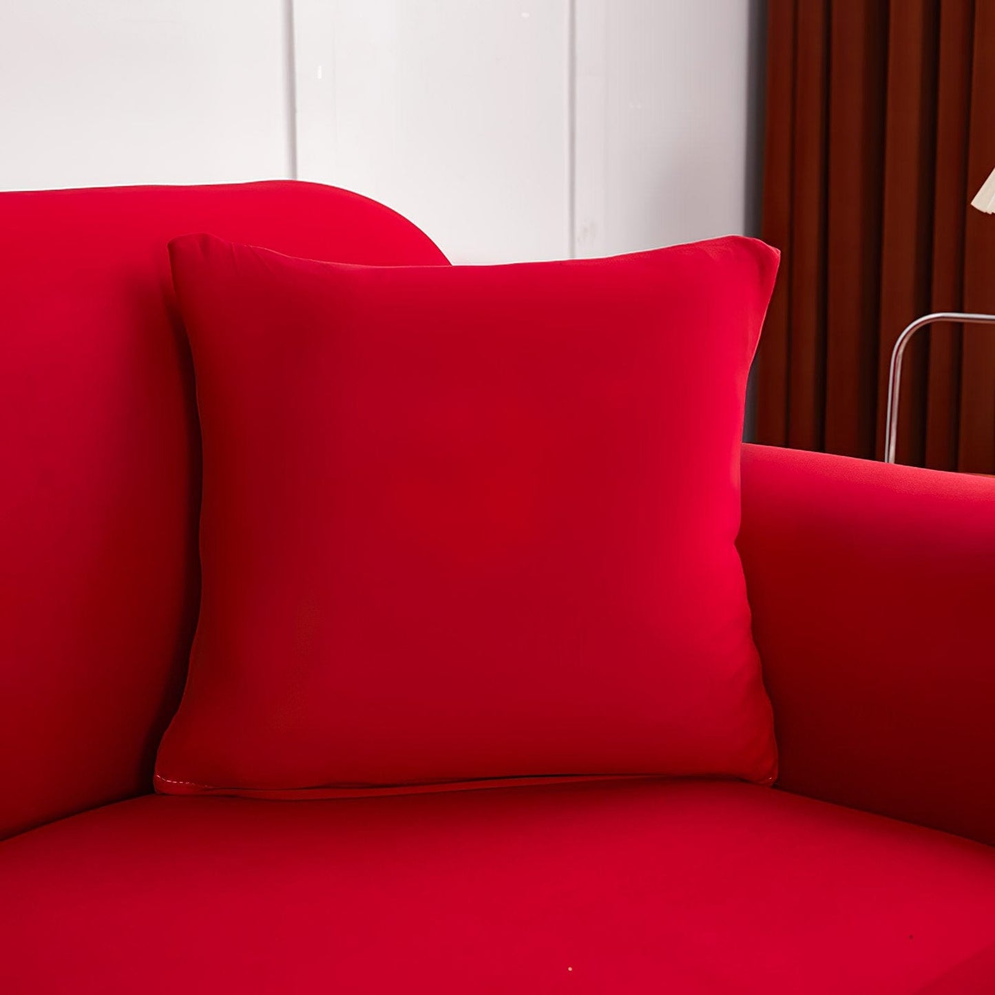 Deux housses de coussin rouges extensibles sur fond blanc