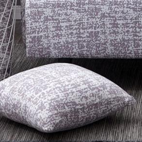 Deux housses de coussin grises extensibles sur un canapé