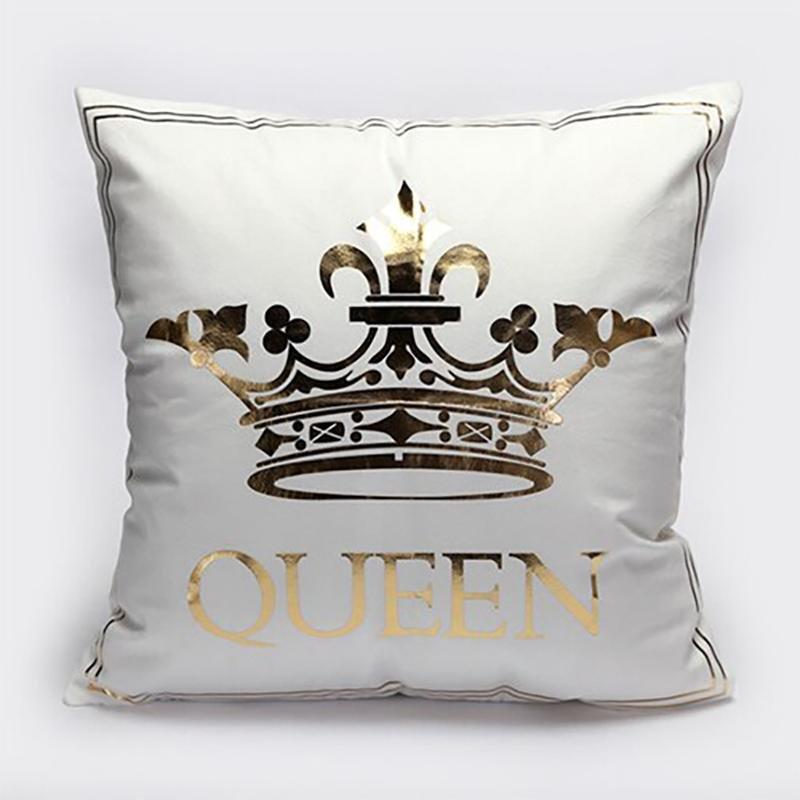 Housse de coussin extensible beige sur canapé gris