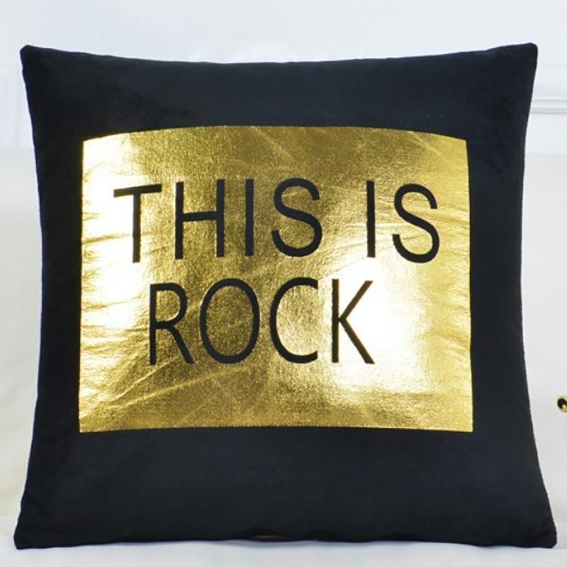 Housse de coussin extensible grise sur canapé moderne