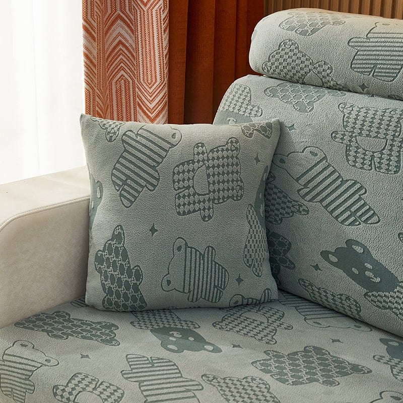 Deux housses de coussin vertes en polaire extensible sur un canapé