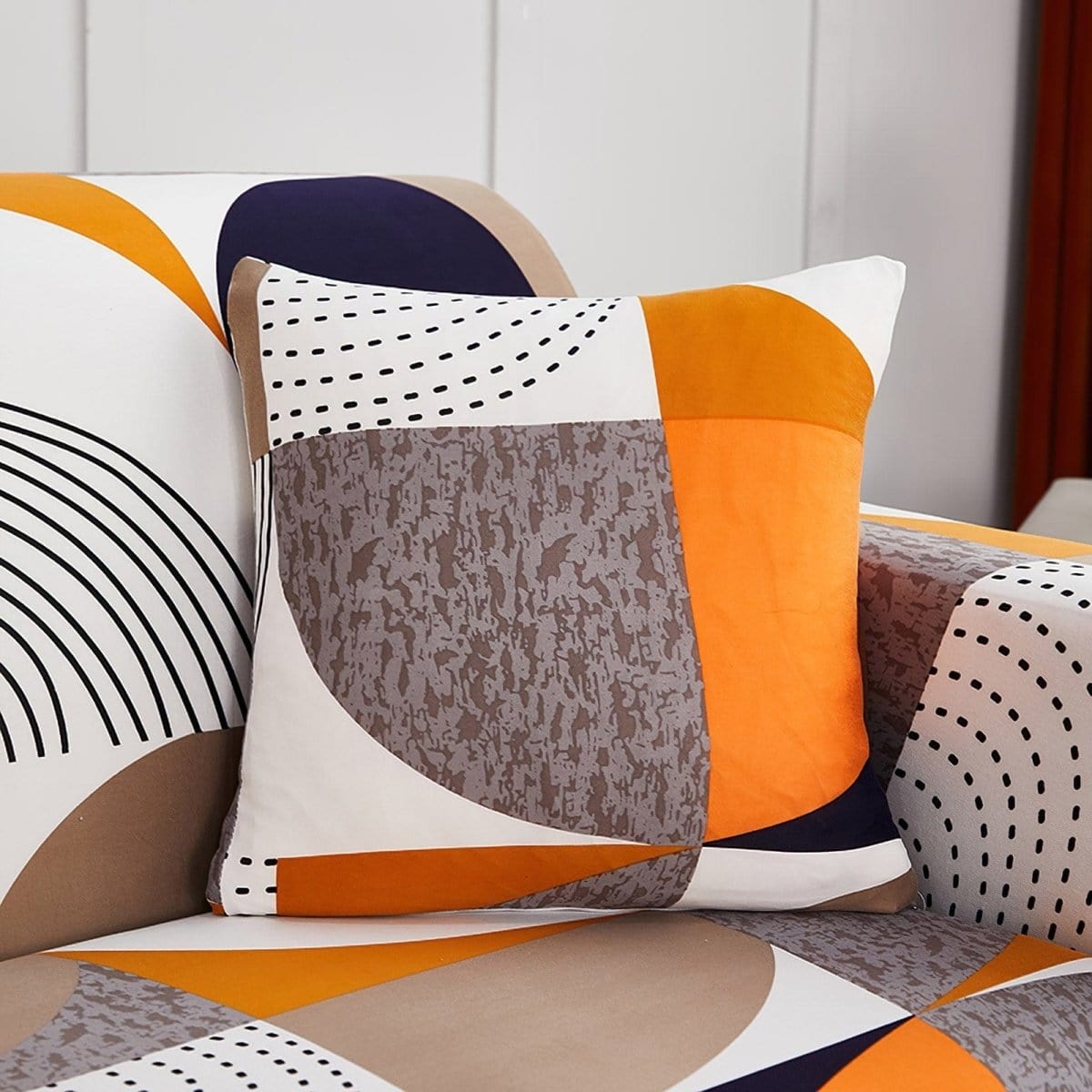 Deux housses de coussin extensibles sur un canapé moderne